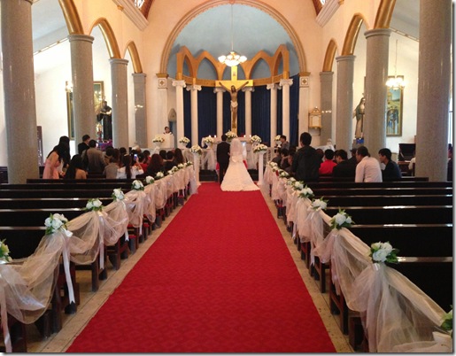 在教堂举行婚礼
